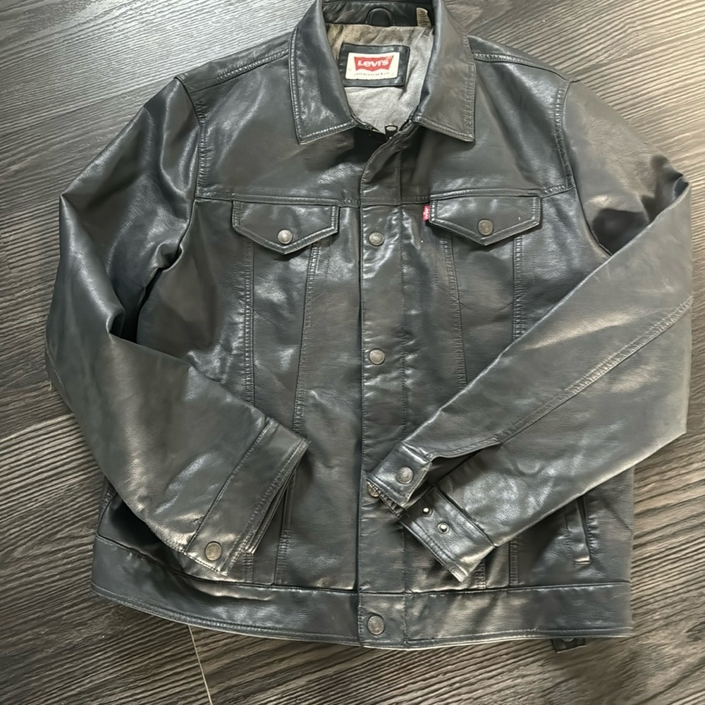 🍍LEVIS JACKET🍍sz XL PIT TO PIT 22”🍍length 28”🍍